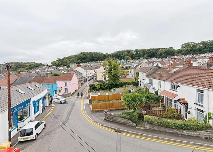 3-Bed In Mumbles With Free Parking & Sea Views