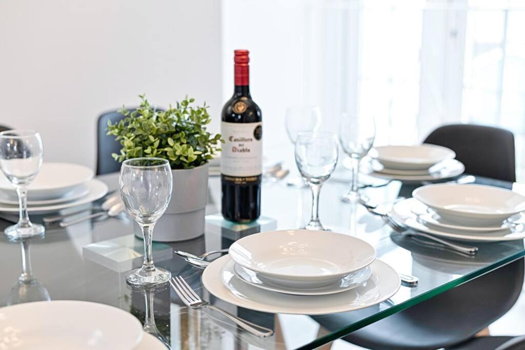 Apartment 3-bed In With Free Parking & Sea Views