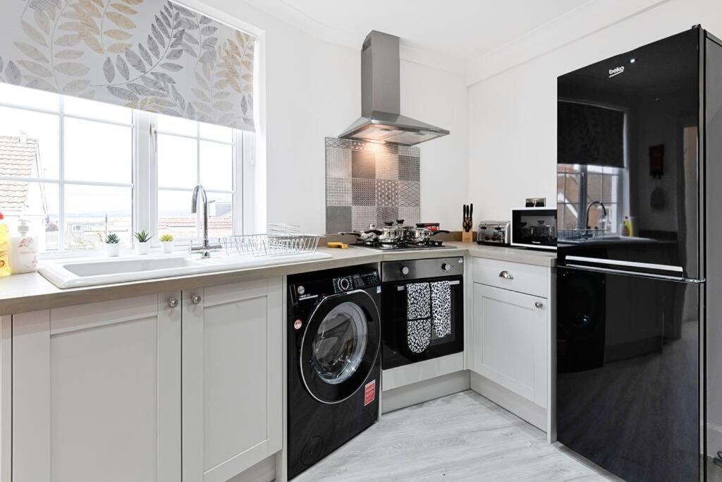 Apartment 3-bed In With Free Parking & Sea Views