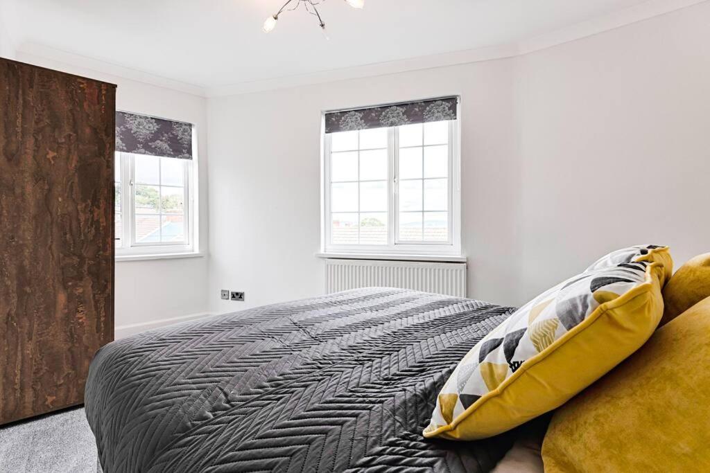 3-bed In With Free Parking & Sea Views