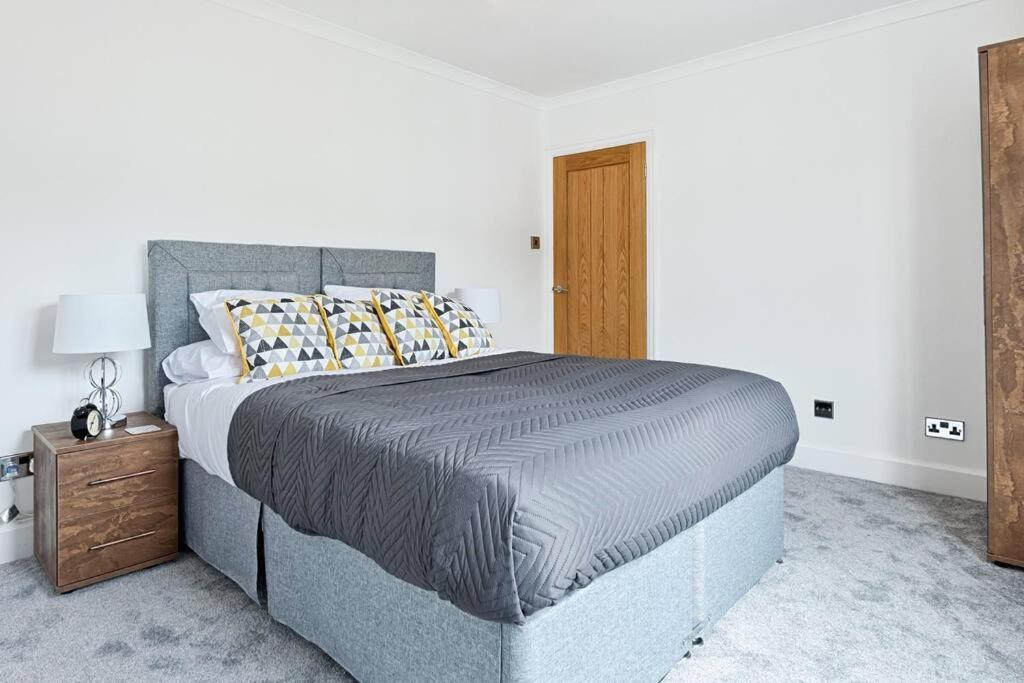 3-bed In With Free Parking & Sea Views *