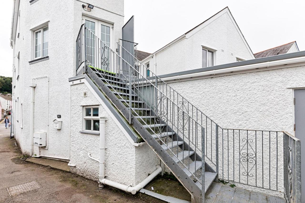 3-bed In With Free Parking & Sea Views *