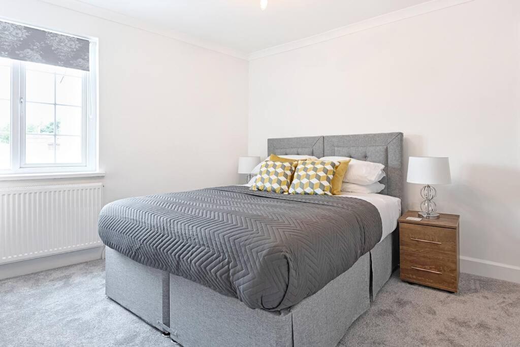 3-bed In With Free Parking & Sea Views